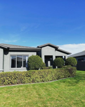 Executive Family Home with Outdoor Pool & Games Room